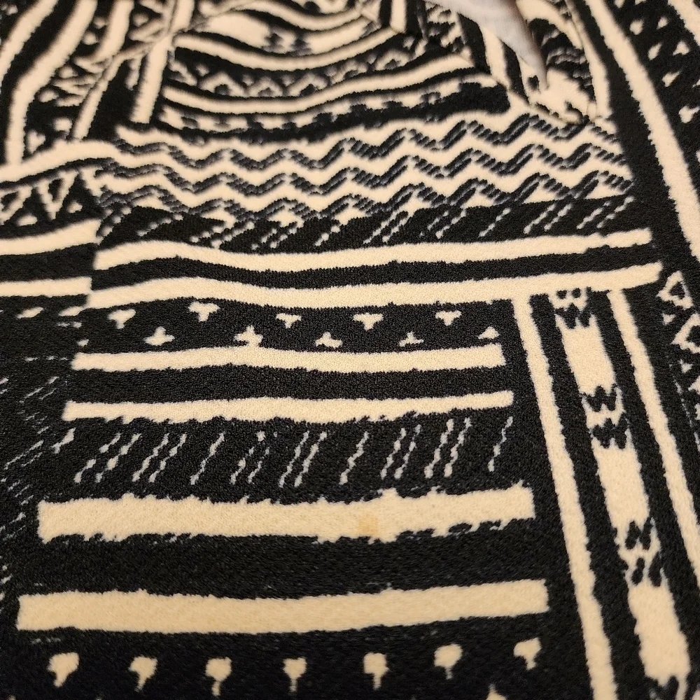 Black and White Abstract Print Dress - Picture 11 of 12